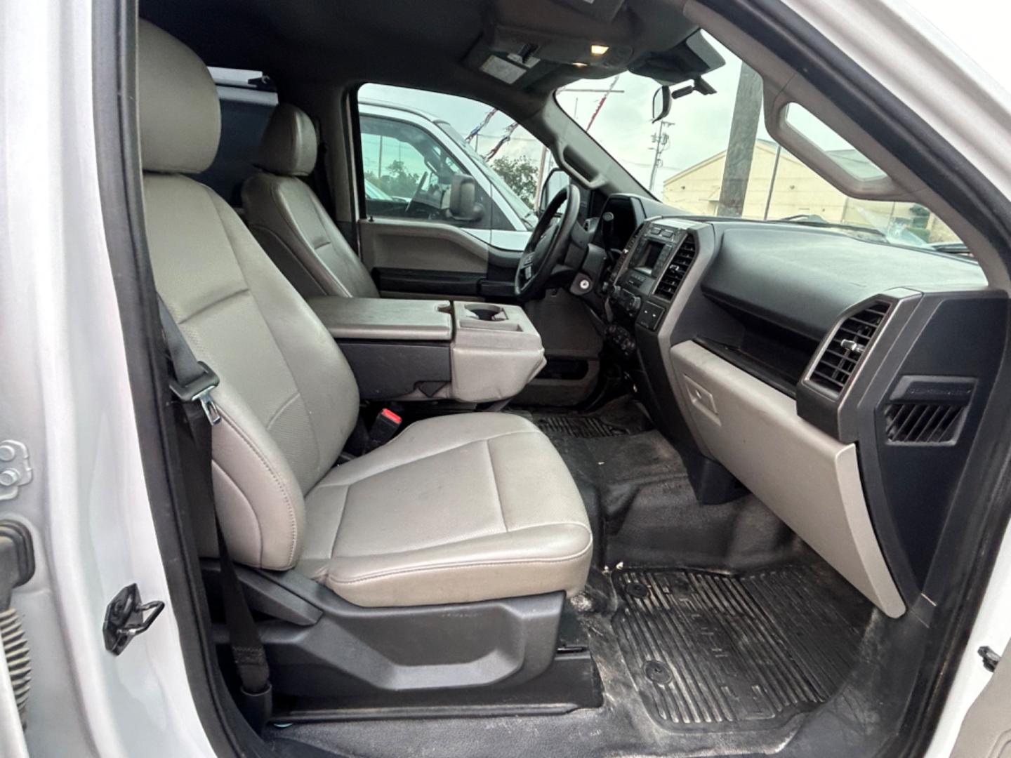 2022 White Ford F-250 SD King Ranch Crew Cab 4WD (1FT7W2B62NE) with an 6.2L V8 OHV 16V engine, 6A transmission, located at 1687 Business 35 S, New Braunfels, TX, 78130, (830) 625-7159, 29.655487, -98.051491 - Photo#2